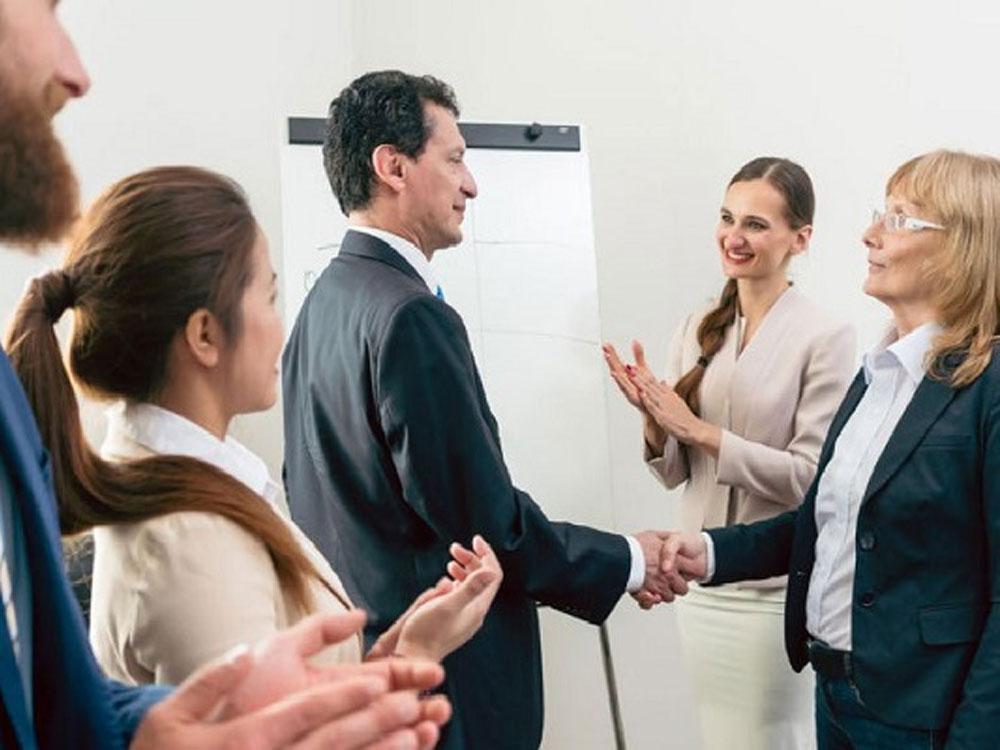 Chuyên viên tiếng Anh là gì? Công việc thú vị của vị trí này